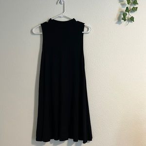 Sleeveless black flowy dress - Med